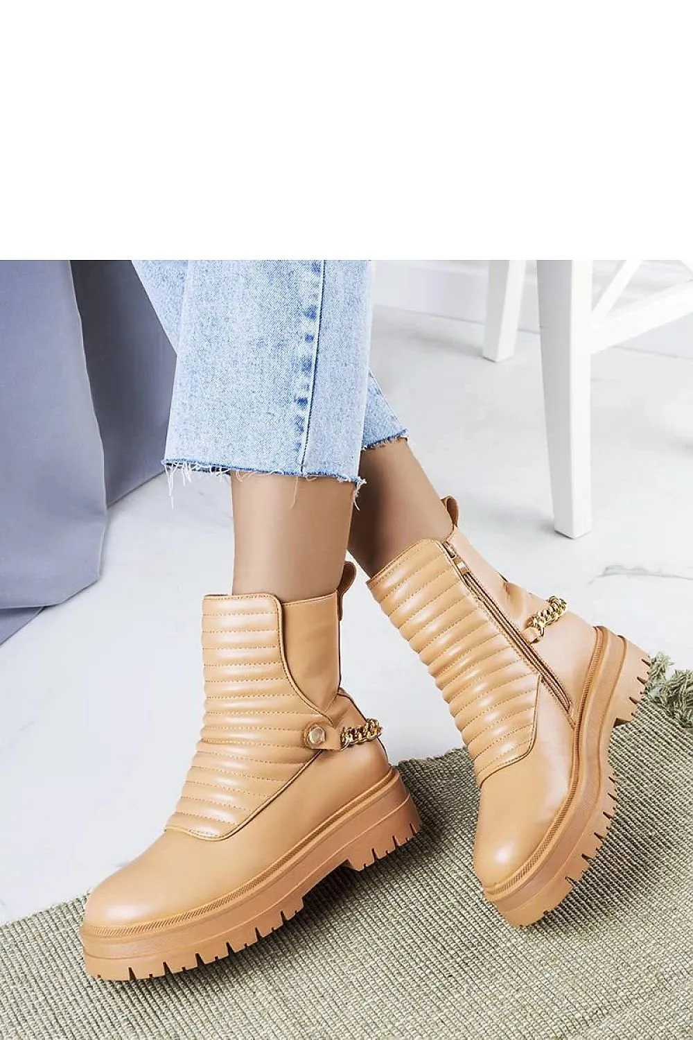 Beige insulated boots with chain