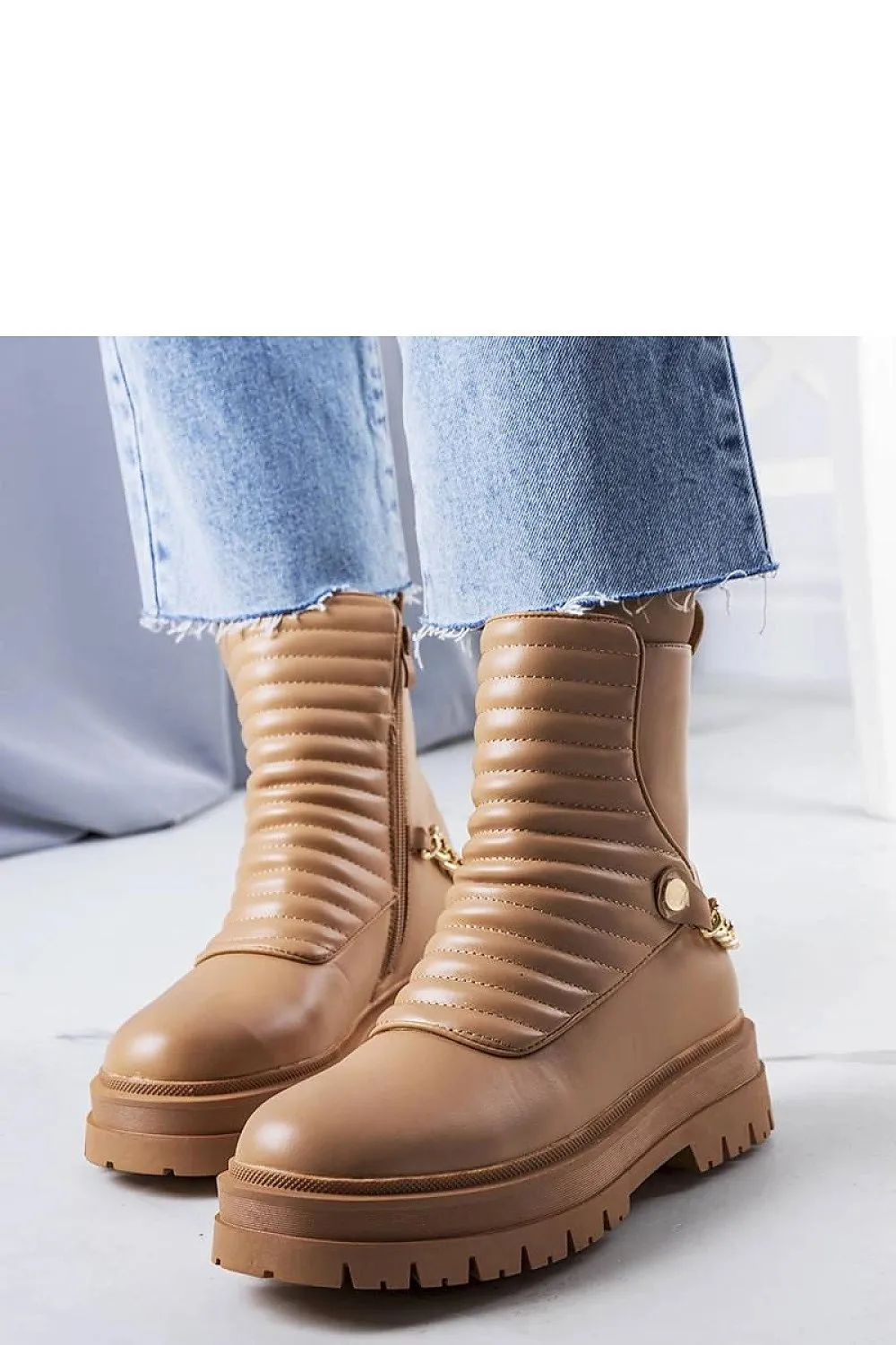 Beige insulated boots with chain