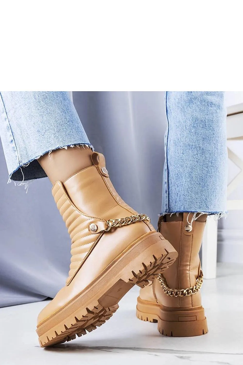 Beige insulated boots with chain