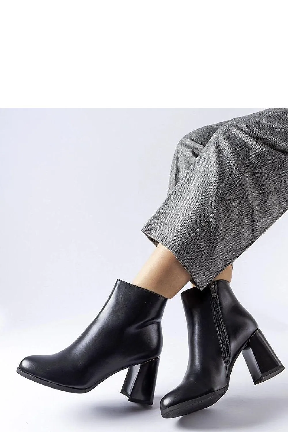 Black insulated decorative heel boots