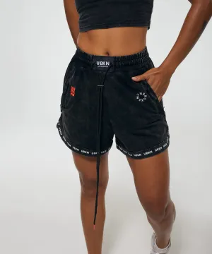 SHADOW Mid Sweat Short in Black Wash